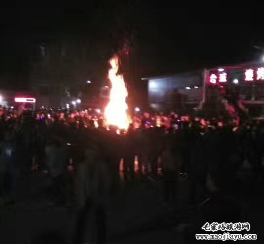 毛家峪农家院每周六都会举办大型篝火晚会